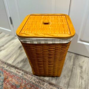 Longaberger Hamper with Lid and cloth liner